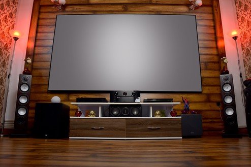 Transform Your Living Room into a Dynamic Home Theater with the Latest Technical Products